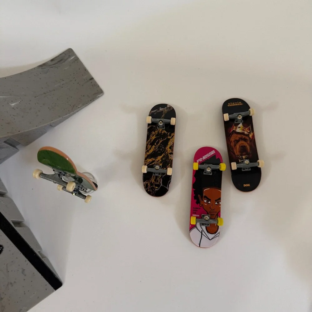 Tech Deck Fingerboard Skatepark Ramp Set + 4 Skateboards Spin Master 2009
